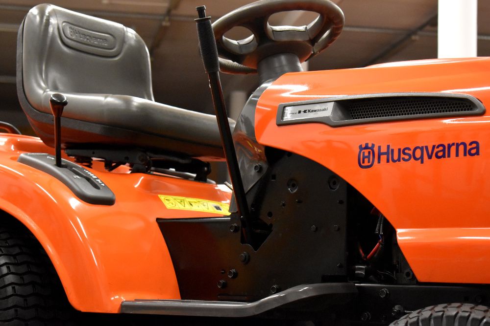 Traktorek kosiarka Husqvarna CTH180 Kawasaki 2 cylindry , pług