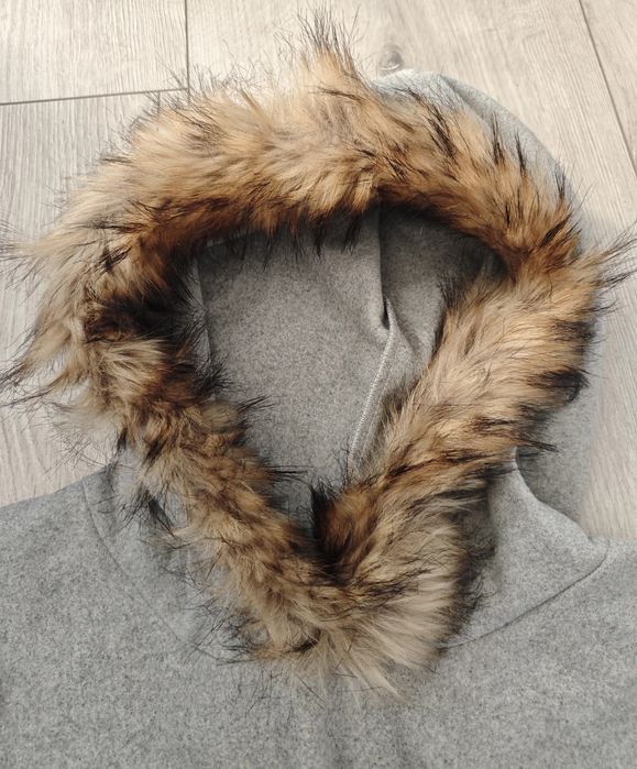 Wełniane szare ponczo z kapturem i futrem miękkie mięsiste