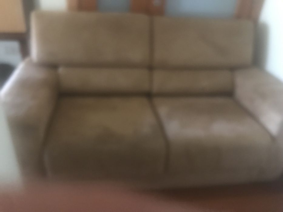Sofá em micro fibra aveludada genero alcanfara como novo