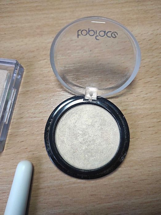 Набір косметичних продуктів, пензлик, хайлайтер, тіні