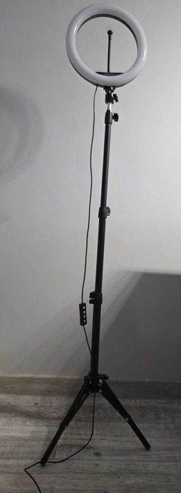 Lampa do zdjęć ze statywem