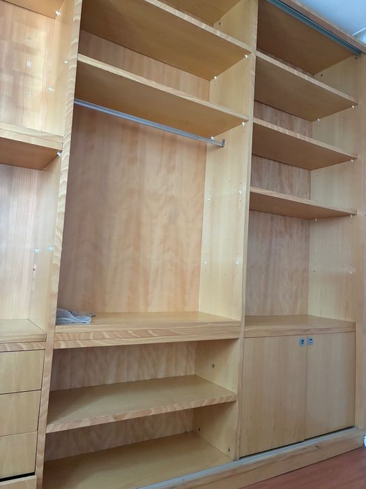 Móvel Grande de Quarto (Madeira Maciça)