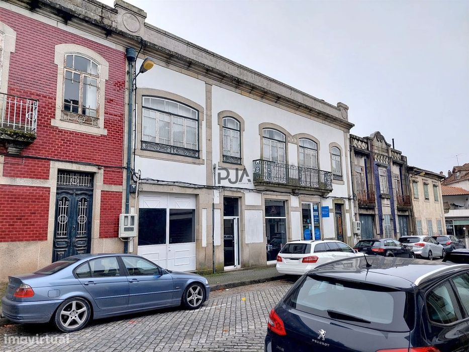 Edifício com 3 espaços comercias e habitação em Mangualde