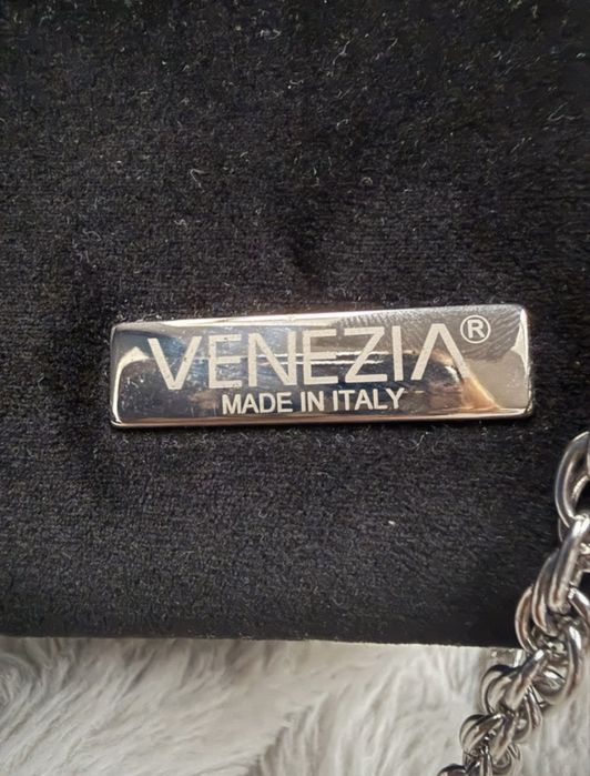Czarna zamszowa torebka marki Venezia