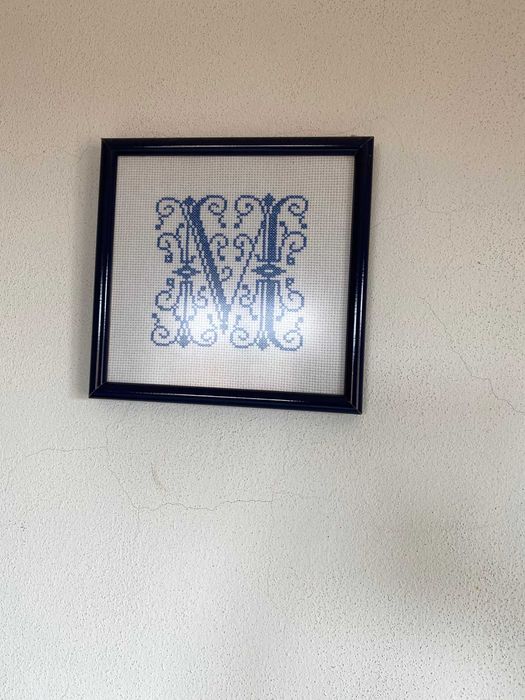 quadro com letra m bordado ponto de cruz azul