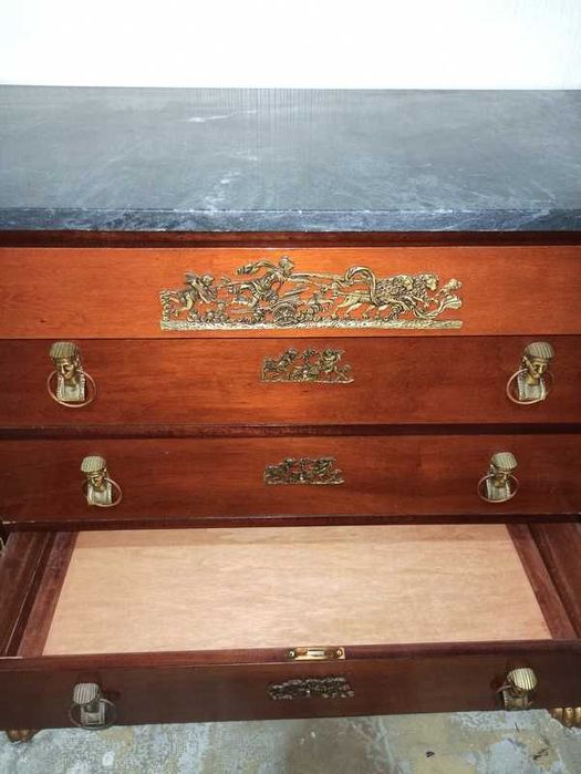 Cómoda Antiga com Tampo em Mármore Negro