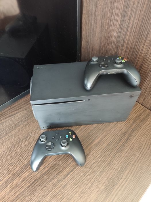 Xbox Series X 1TB + 2 геймпади+ підписка
Продам Microsoft