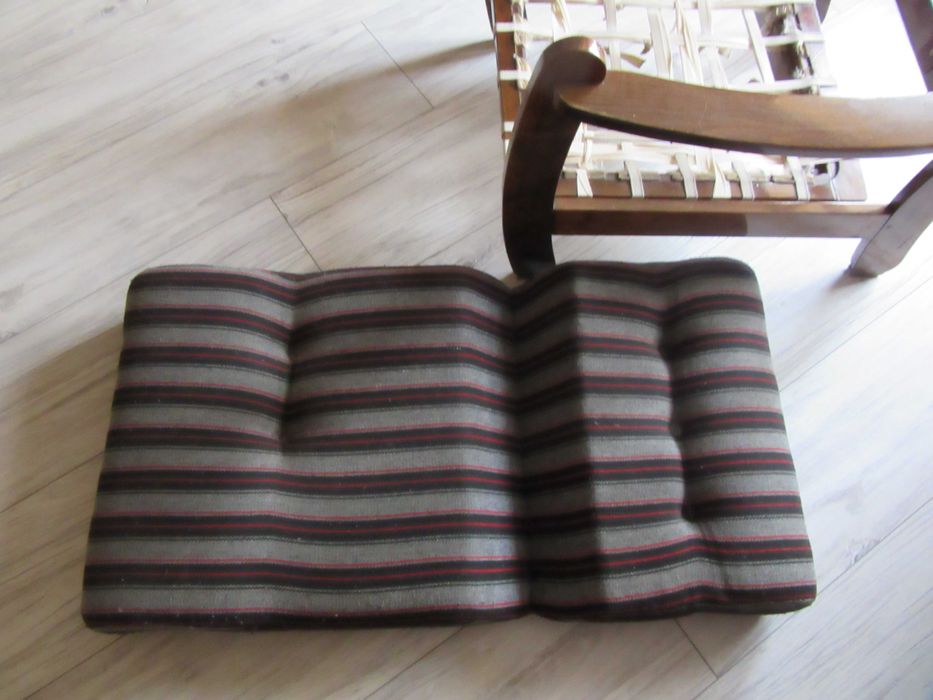 Fotel drewniany oparcie pianka pokryte bawelna, mozna sciagac 77cmx69