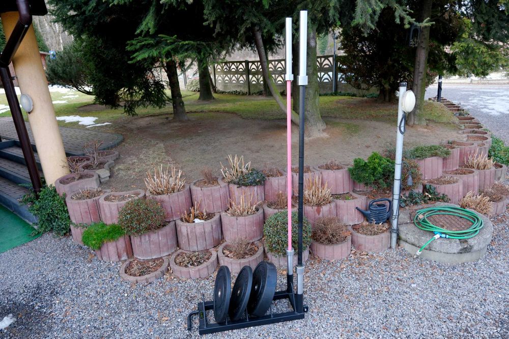 Stojak na bumpery 2 gryfy mobilny z uchwytem