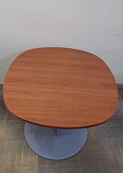 Стіл круглий діаметр 1м.