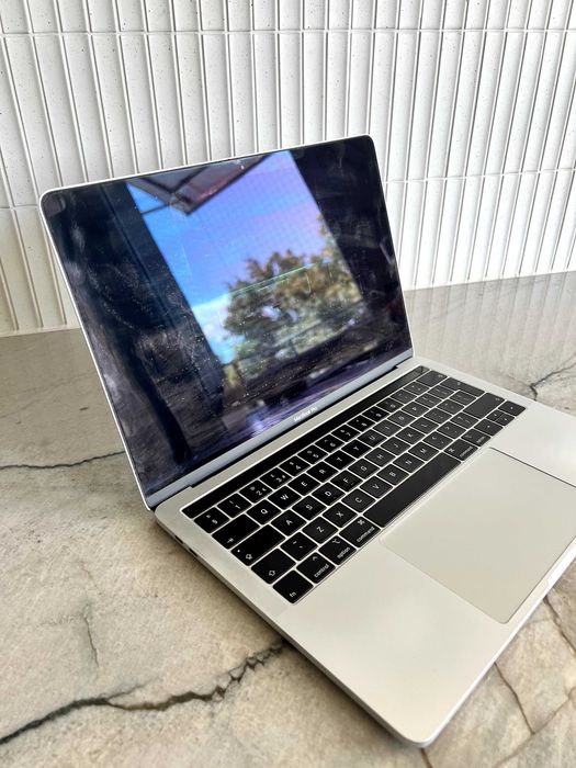 MacBook Pro (13-inch, 2019, Two Thunderbolt 3 ports)