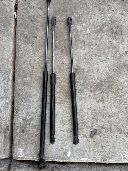 Амортизатор кришки багажніка,капота Рено Меган 3