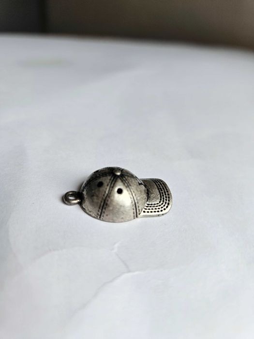 Zawieszka z metalu - czapka bejsbolówka