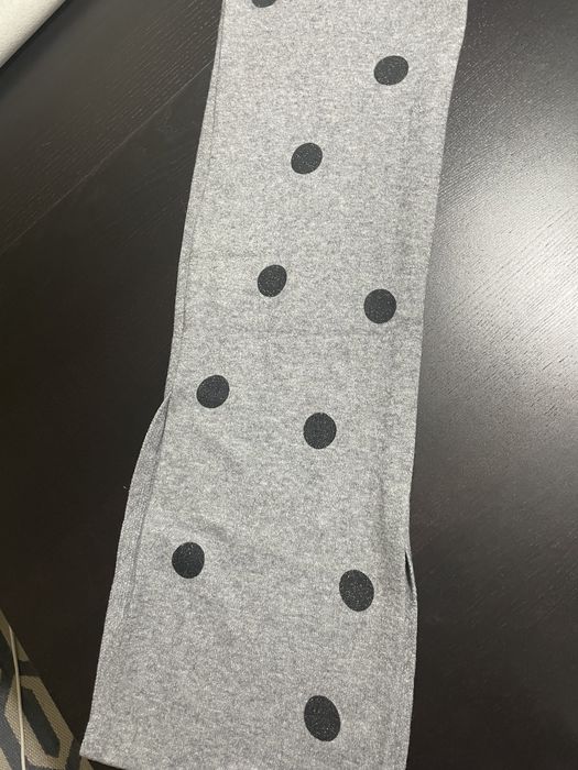 Cachecol cinzento com bolinhas