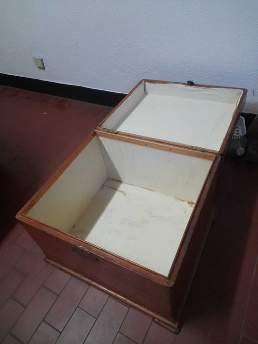 Arca antiga em madeira