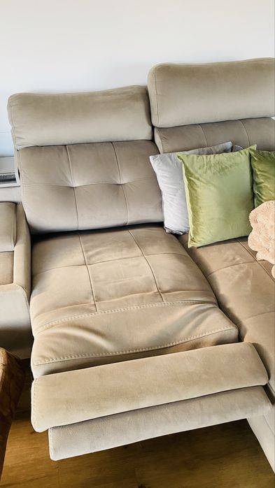 Sofá chaise long de veludo cinza