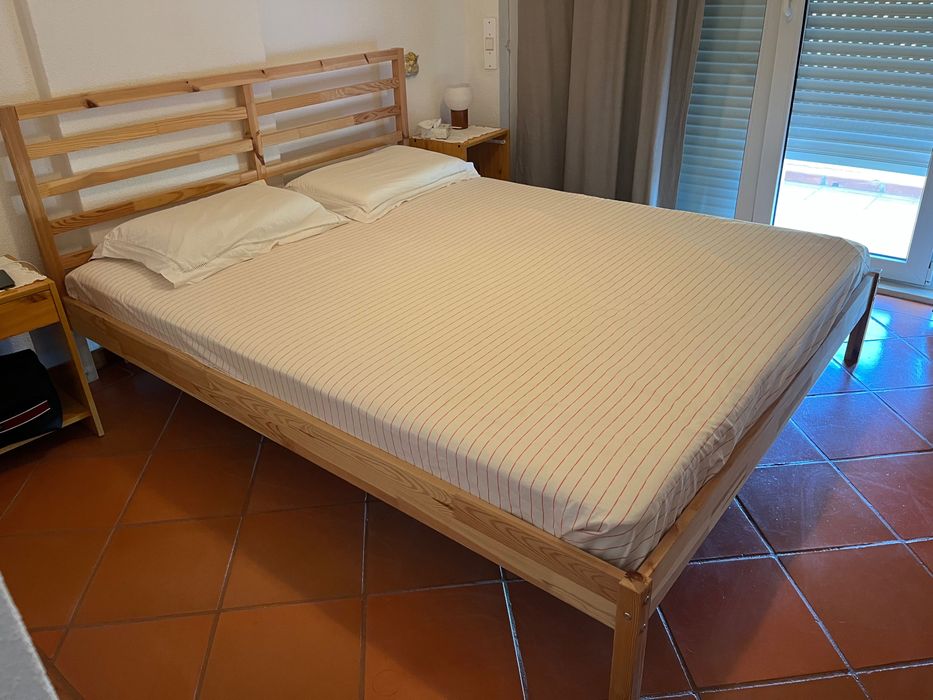 Cama de casal em Pinho natural em ótimo estado com colchão e 2 mesas de cabeceira