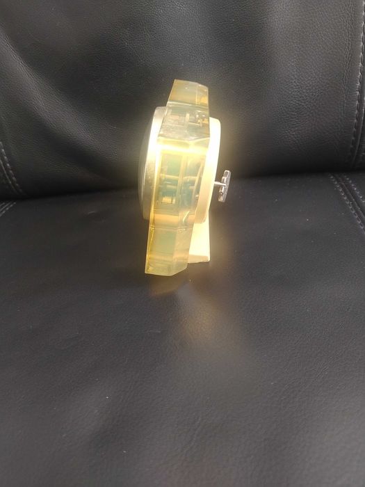 Relogio mecanico 8 dias, de secretária, em baquelite amarela. Anos 50.