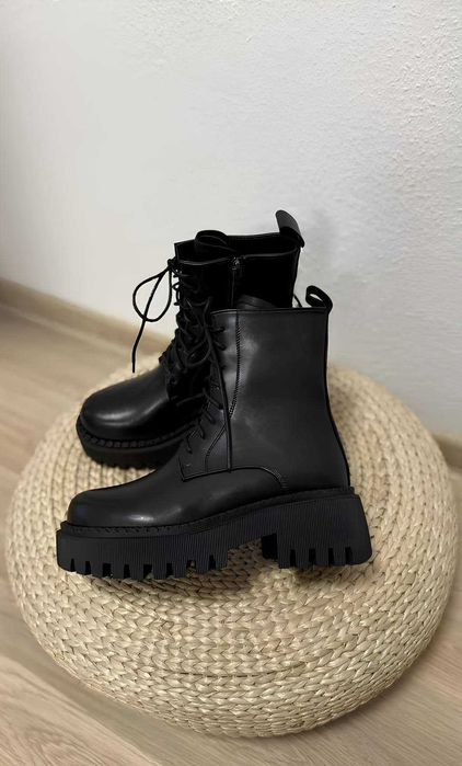 Короткі кожані чобітки