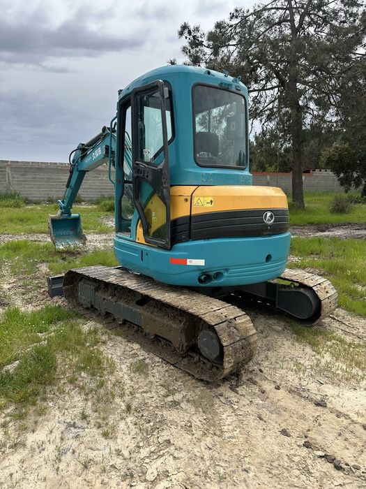 Aluguer de Mini Giratória | Trator | Bobcat | Camionete Basculante | Retro escavadora | Recolha de Entulho | Escavações | Limpeza se terrenos
