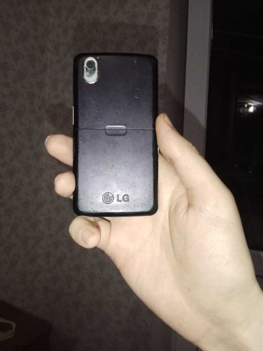 Продаю сенсорний телефон LG чорного кольору