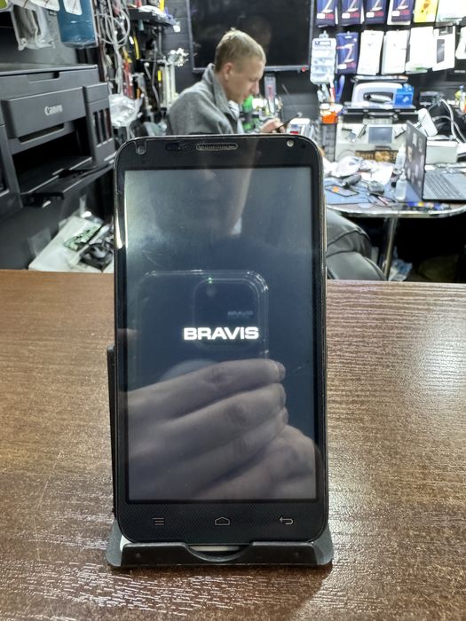 Мобільний телефон Bravis, має Viber та фонарик