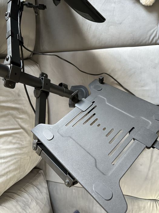 Zakrzywiony monitor samsung i obrotowy uchwyt do monitora i laptopa