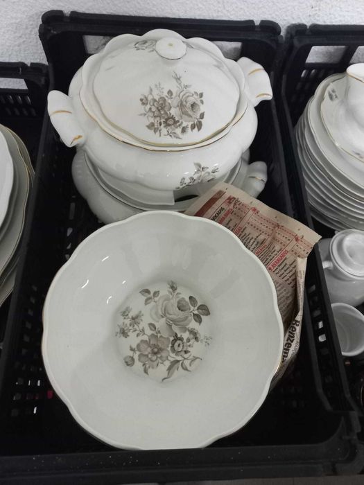 Loiças de serviço e pratos  decorativos de Coleção