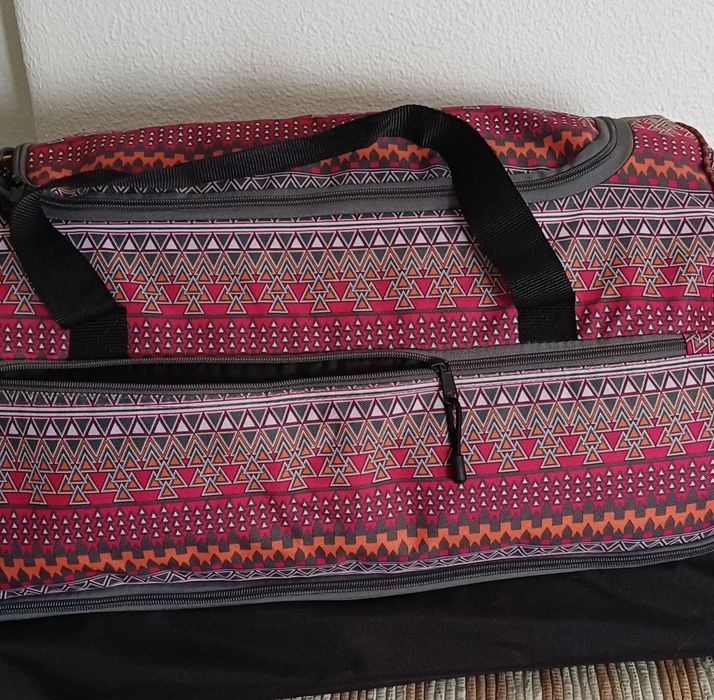 Saco para  viagem multicolor, com rodas e pega rebatível