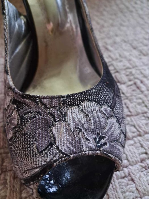 Відкриті жіночі туфлі