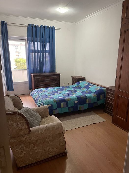 Quarto mobilado no Cacem perto estação comboios