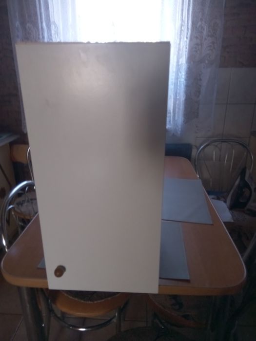 Szafka łazienkowa wisząca.