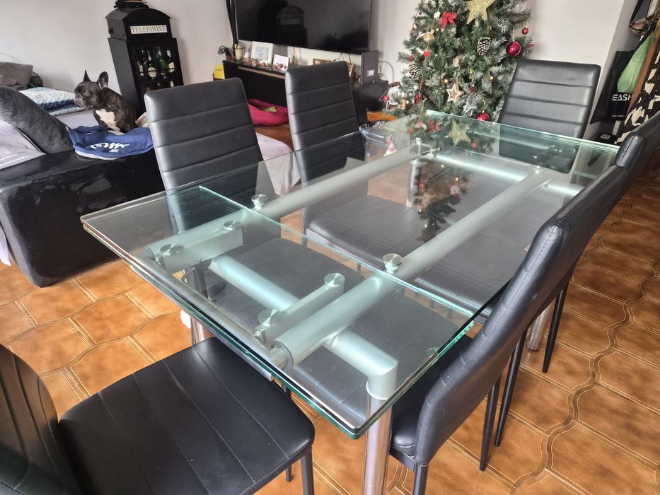 Mesa com tampo de vidro