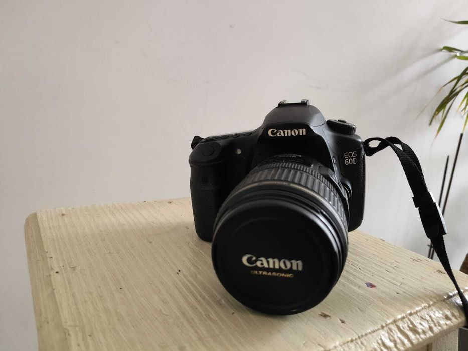Canon EOS 60D com objetiva EFS 17-85mm + bolsa + tripé