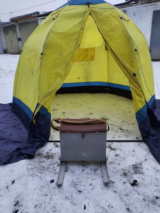 Ящик рыболовный с лыжами.