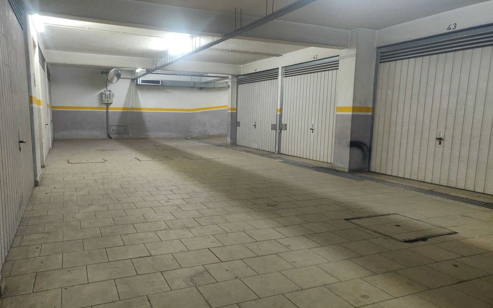 Garagem 20m2 (aprox) Almada