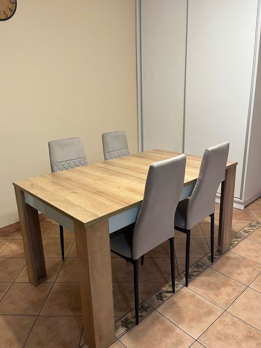Stół z jasnego drewna z 4 krzesłami
