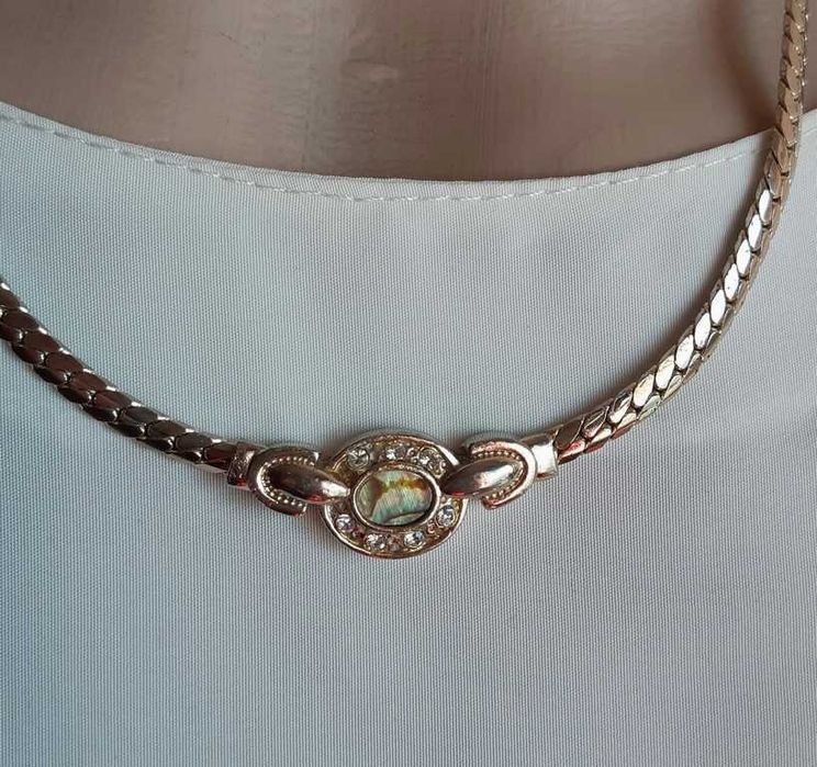 Колье с овальным кулоном гелиотис