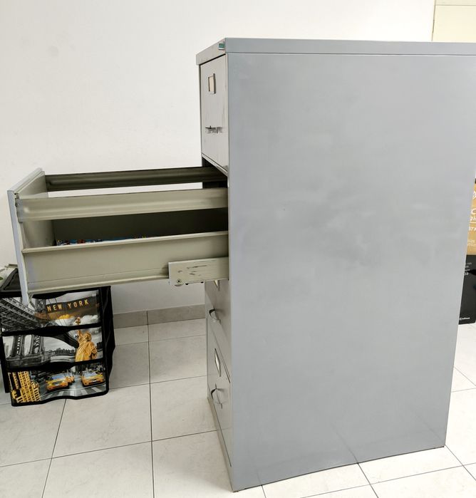 Armário de gavetas antigo, em chapa.