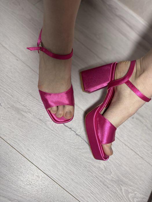 Бархатні босоніжки на каблуку