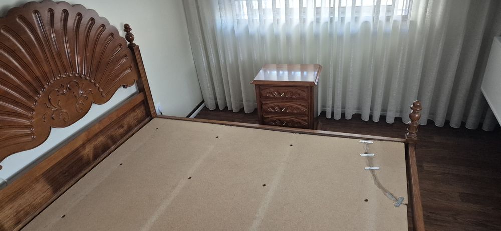 Cama e mesinhas cabeceira