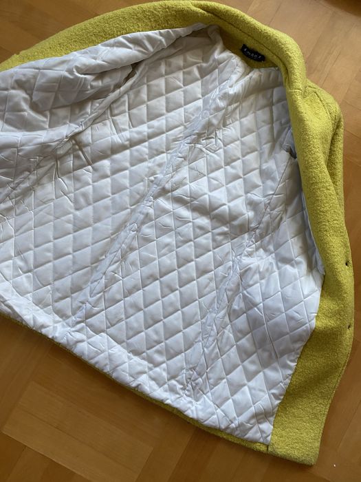 Cytrynowy płaszcz damski na zimę