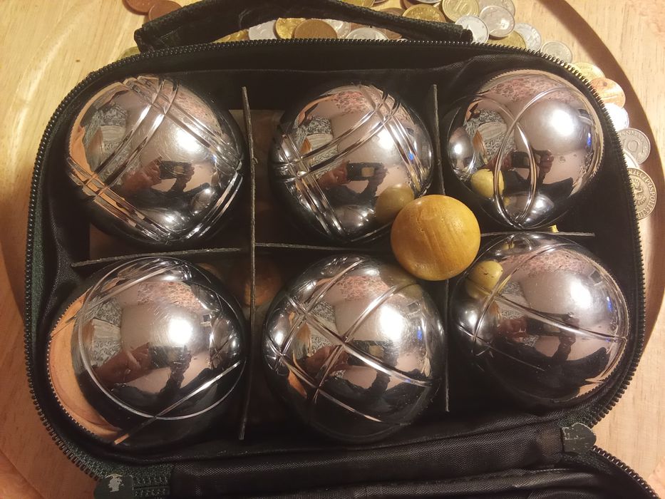 Набір для гри в петанк (boules) — це популярна гра на свіжому повітрі,