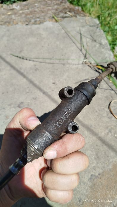 Робочий циліндр щеплення з регулювальним штоком