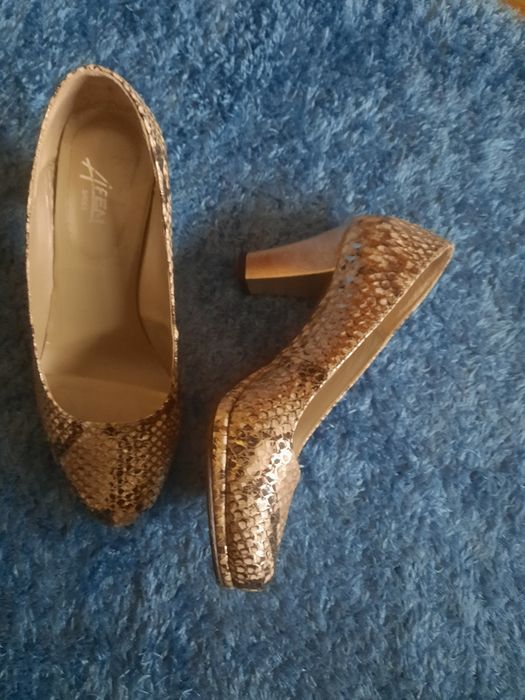 Sapatos dourados