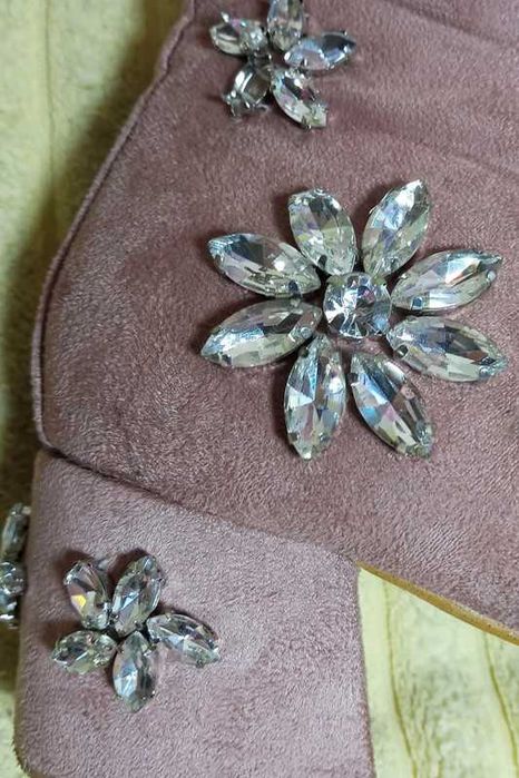 Zamszowe botki ze zdobieniami znoszone