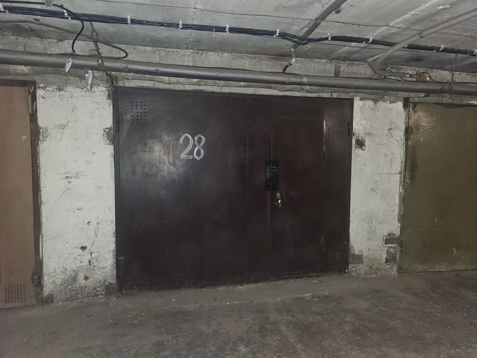 Ворота гаражні з підземного гаражу район митниця