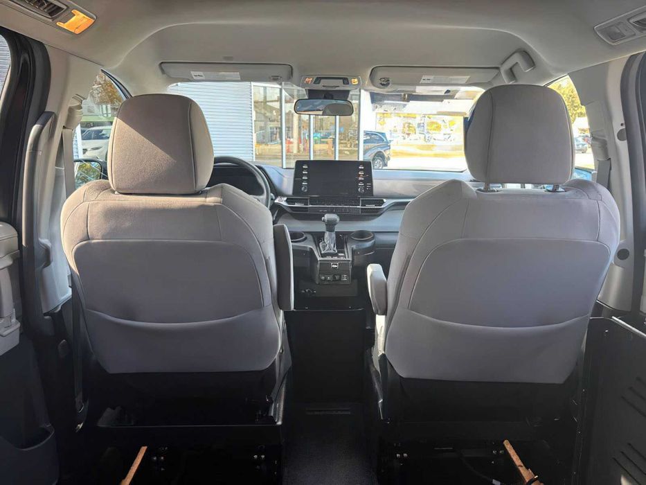 Toyota Sienna LE 8-Passenger      2024