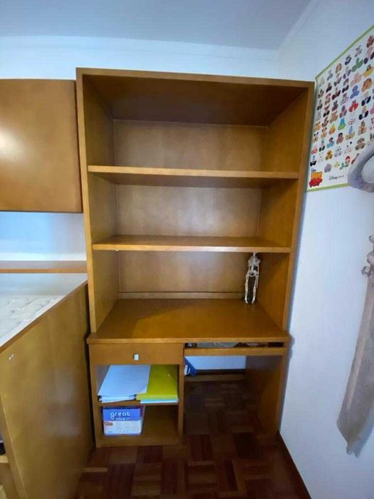 Secretária com estante