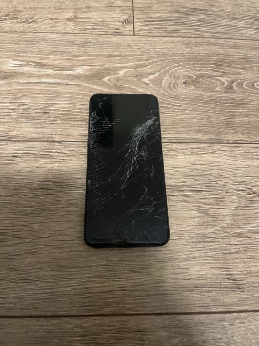 Telefon realme 8i ze zbitą szybką